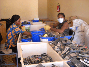 Côte d’Ivoire : Orange et Emmaüs International inaugurent un atelier de collecte de déchets mobiles en Afrique atelier de collecte de déchets mobiles
